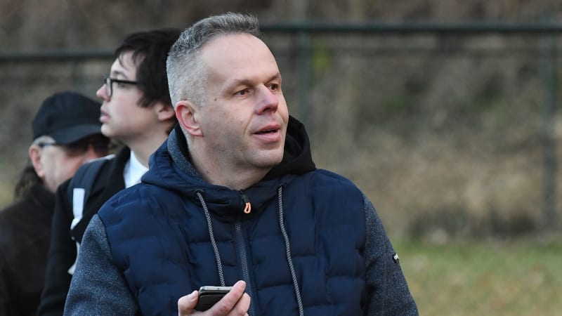 Kameraman spojovaný se Stačilo! střílel na ulici. Magor, kam na ně komouši chodí? píše Zdechovský