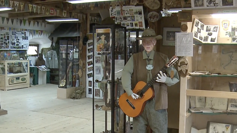 Z kovbojských klobouků do maskáčů: Výstava v Doudlebách připomíná zlatou éru trampingu