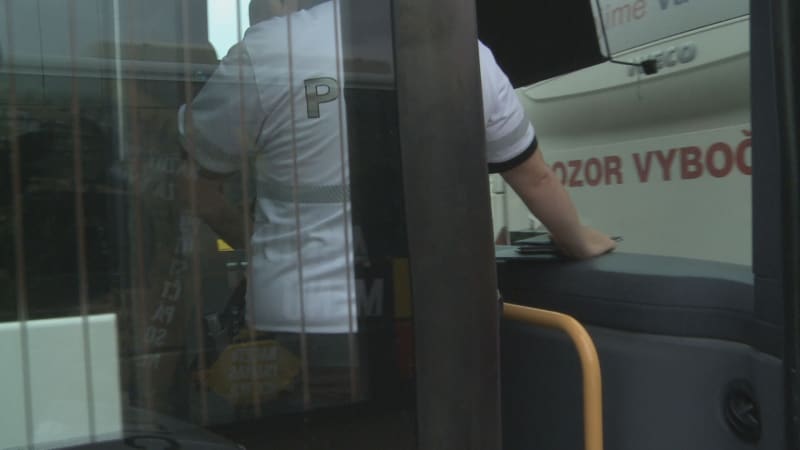 Mladík se proháněl kradeným autobusem po Trutnovsku. Vloupal se i do trafik, skončil ve vazbě
