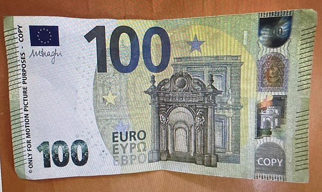 Falešná eura z hudebního klipu muž po natáčení uvedl do oběhu, hrozí mu osm let