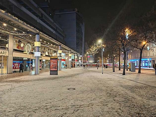 Na západě Čech už intenzivně sněží. Čekají se problémy v dopravě