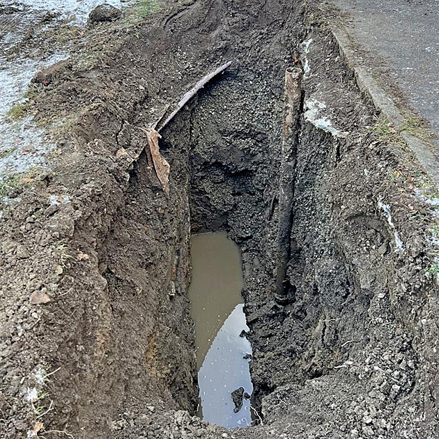Děti se po úniku vody vrátí do vyškovské školy. Prasklo potrubí hluboko v zemi