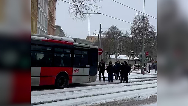 Ještě kousek, přitlačte, povzbuzoval řidič mladíky. Na sněhu mu roztlačili autobus
