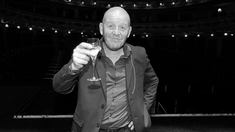 Sledujte PŘENOS: Utajovaný pohřeb Pavla Nečase. Loučí se hokejista Voráček i herec Vaculík