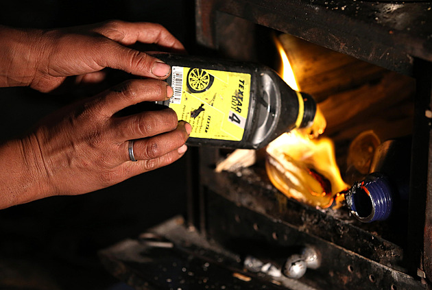 Když není čím topit, plast chytne vždycky. Výzkum odhalil skrytý ekologický problém