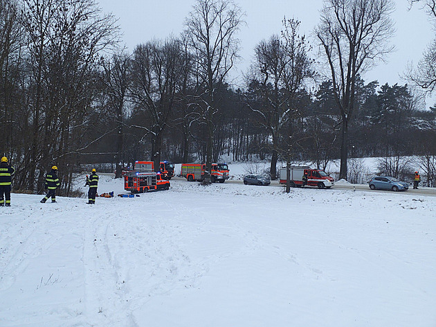 Na 80 hasičů zachraňuje zraněného muže, je zaklíněný v jeskyni. Zásah potrvá hodiny