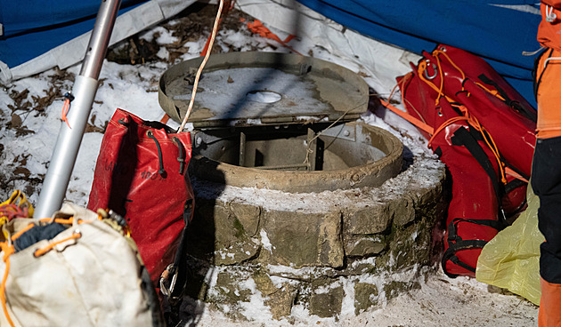 Pokračuje záchrana zraněného z jeskyně. Hasiči odstřelili kus skály