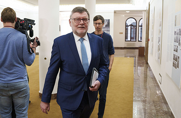 Místo motorovky máte pilníček, rýpl si Stanjura. Schillerová věští větší schodek