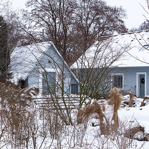 Domáckou pohodu domu na venkově i během zimy dotváří zahrada. I pod sněhem