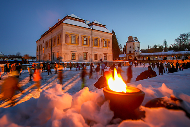 Romantika jako v pohádce. Bruslaři se na zámku proháněli po zamrzlém příkopu