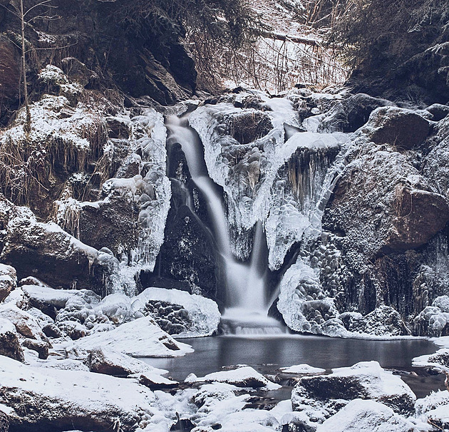 OBRAZEM: Mohutné sloupy i jemné opony. Mrazy na severu Čech vykouzlily ledopády