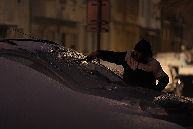 Česko pokryla silná ledovka, komplikuje dopravu. Stojí vlaky, MHD má zpoždění