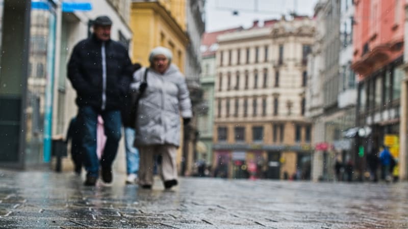 ON-LINE: Ledovka ochromila Česko. Vlaky stojí, silnice a chodníky kloužou. Problémy má i letiště