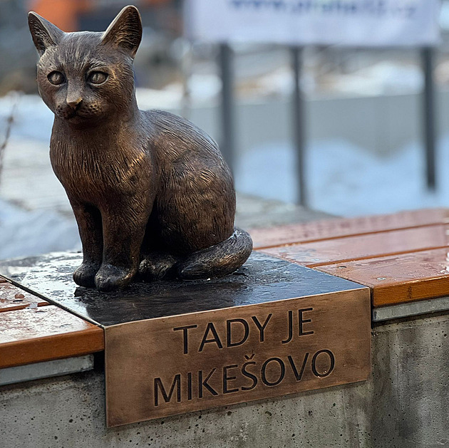 Modřany odhalily sošku „starosty“ Mikeše. Knížku o něm pokřtily mlékem pro kočky