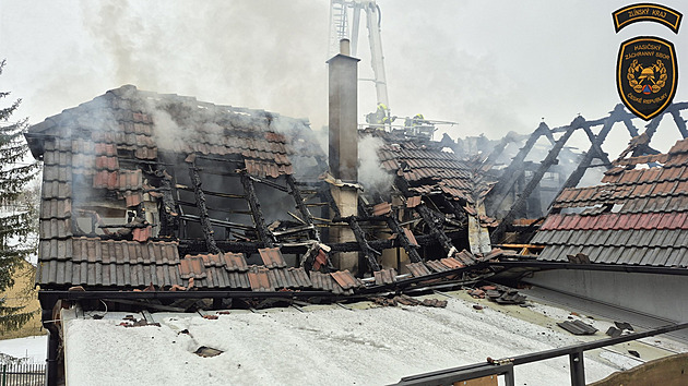 Vystrašení psi komplikovali likvidaci požáru. Pokousali hasiče i majitele