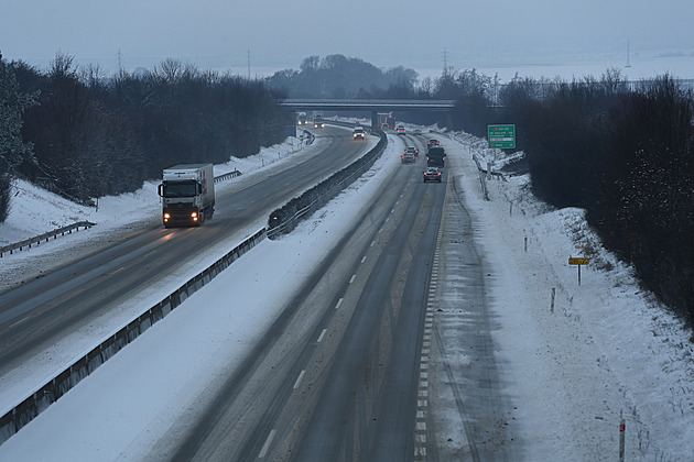 Další výstraha před ledovkou začne platit odpoledne, silnice jsou sjízdné