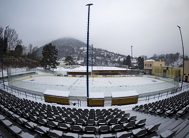 Svetry versus Oranjes. Stadion pro open air víkend v Povrlech roste do krásy