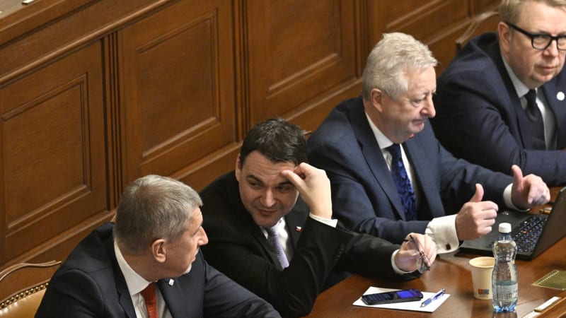 „Sedmiletý fracek“? Macinka uchvátil grimasami ve Sněmovně. Podívejte se na některé z nich