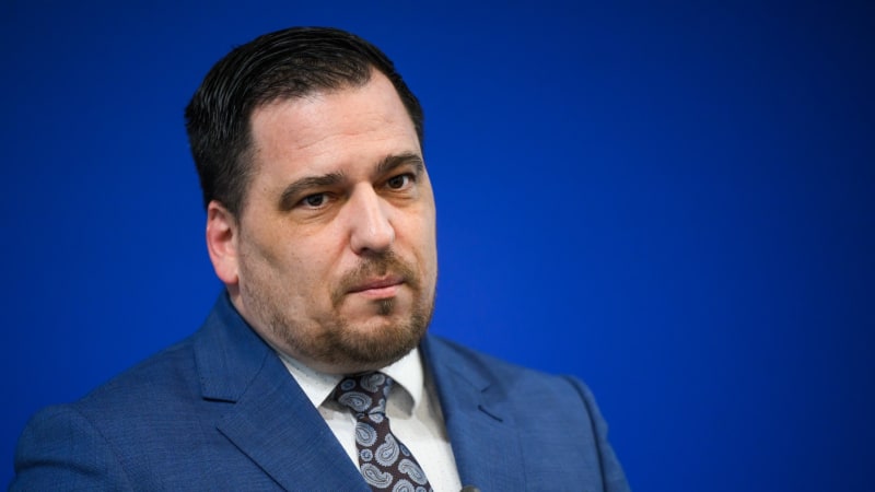 Zdechovský se musí omluvit advokátovi za meme na síti. Prohrál u Nejvyššího soudu