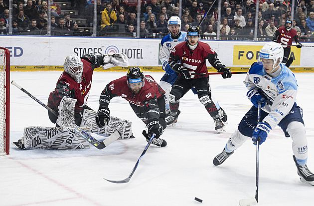 ONLINE: Kometa navyšuje vedení proti Spartě. Ve druhé třetině střílí gól Holland