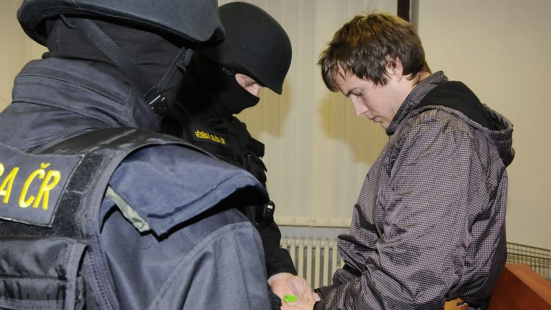 Mistra převleků osvobodil z vězení jeho milenec, aneb jak Clyde a Clyde utíkali české policii