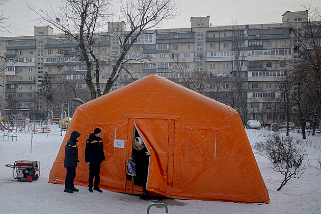 Zimní pohroma na Ukrajině. Nefunguje už pořádně žádná elektrárna, školy zavírají