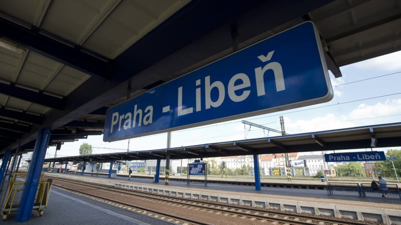 Vlak srazil v Praze člověka. Provoz na železničním koridoru stojí