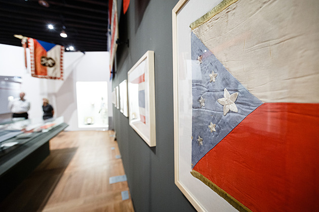 Příběh české vlajky. Porušení federálního zákona prošlo, klín se na ní „zapomněl“