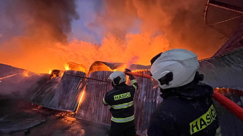 Požár na Liberecku: Jednoho člověka vynesli hasiči ve vakuové matraci, objevili tlakové lahve