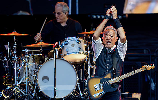 Jako gestapo, kritizuje Springsteen imigrační agenty v USA. Zastřelené věnoval píseň