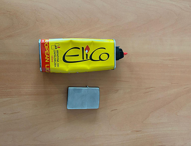 Teď něco uvidíte, řekl policistům muž. Polil se benzinem a škrtl zapalovačem