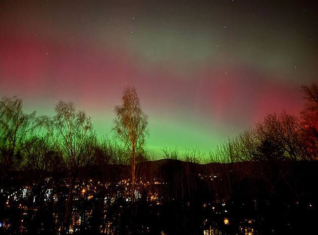 Noční Česko rozjasnila výrazná polární záře, lidé sdíleli magické fotografie