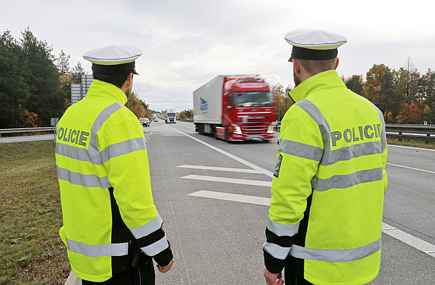 D1 ve směru na Brno uzavřela nehoda kamionu a dodávky, její řidič zemřel