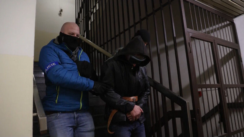 Vyděšená žena zoufale křičela, útočník ji v Praze napadl v autě. Nebezpečného muže dopadli