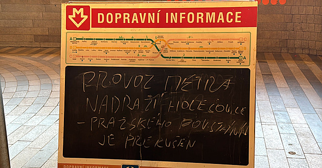 Pád muže do kolejiště zastavil část metra, zůstal zaklíněný pod vozem