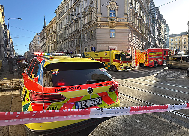 Požár na Žižkově má druhou oběť, žena zemřela v nemocnici. Je nařízená pitva