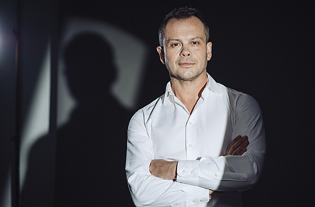 Proč si dnes ženy zmenšují prsa a jaké je specifikum Česka. Plastický chirurg vypráví