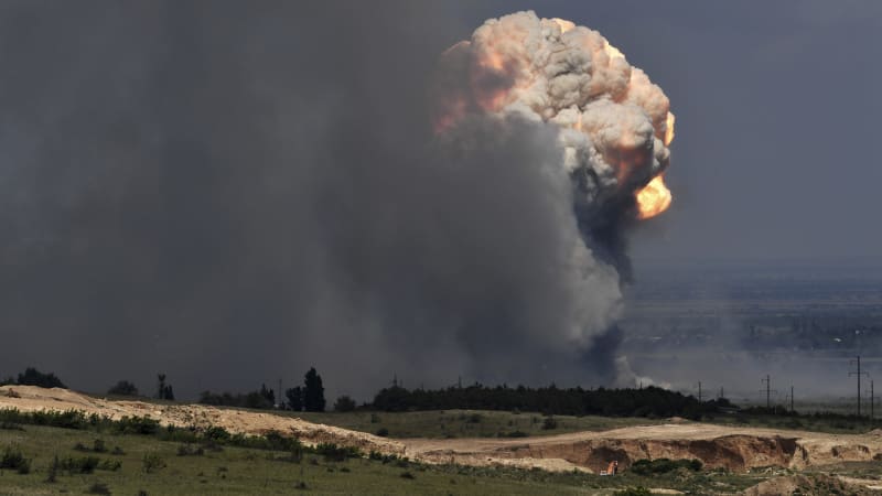 Tvrdý ukrajinský úder v Rusku: Rafinerii zachvátily plameny. Na místě jsou zranění