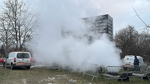 Prasklé potrubí v Praze. Tisíce lidí jsou bez tepla, havárie komplikuje i dopravu