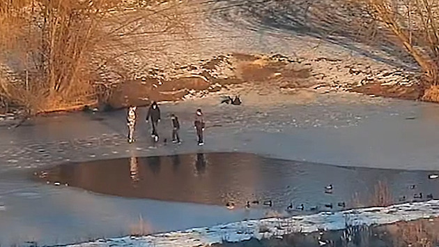 VIDEO: Děti hazardovaly na okraji tajícího ledu