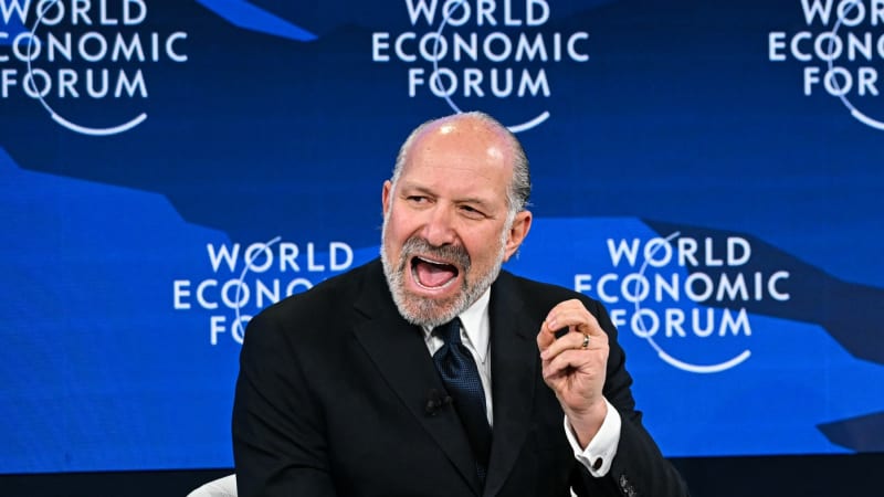 Amerického ministra v Davosu vypískali. Hosté fóra kvůli jeho výrokům odcházeli ze sálu