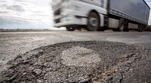 Spolujezdec vystoupil z nákladního auta, vzápětí zemřel pod jeho koly