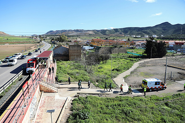 Třetí nehoda za pět dnů. Vlak ve Španělsku narazil do jeřábu, několik lidí je zraněných