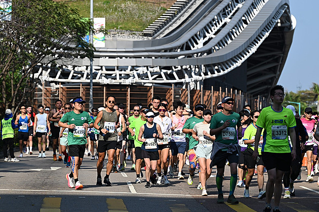 Týrání dítěte? Muž běžel s maraton s miminem na hrudi, lidé nechápou